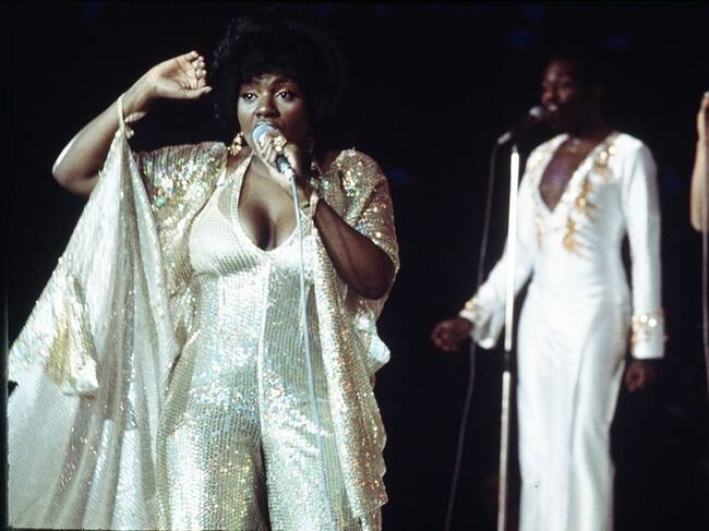 Gloria Gaynor performs on stage, London, 1975. (Photo by Michael Putland/Getty Images)