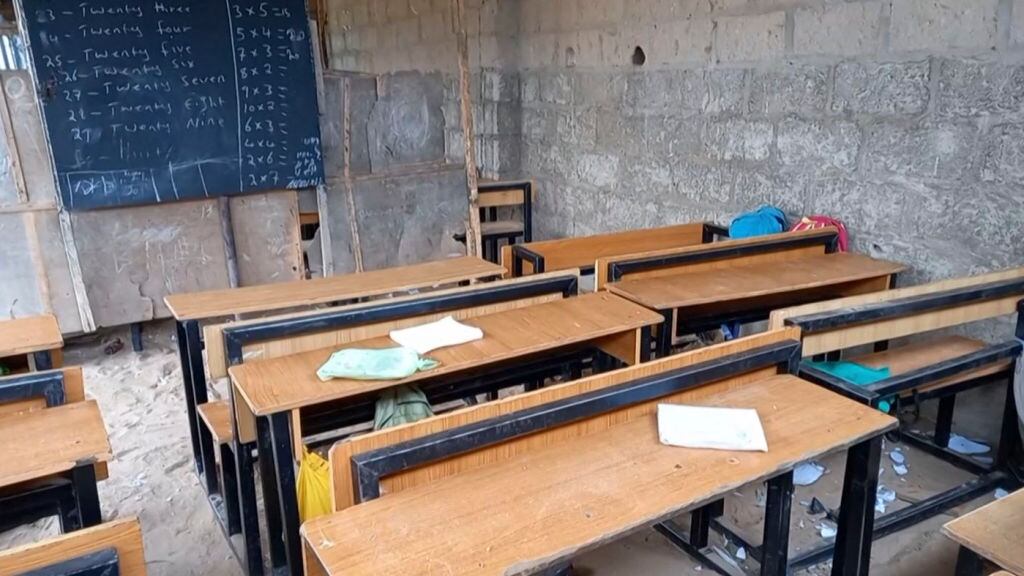 Sala vacía del colegio desde donde secuestraron niños en Nigeria