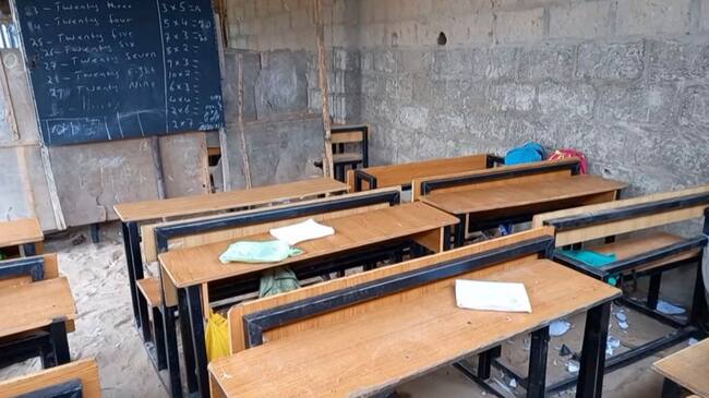 Sala vacía del colegio desde donde secuestraron niños en Nigeria