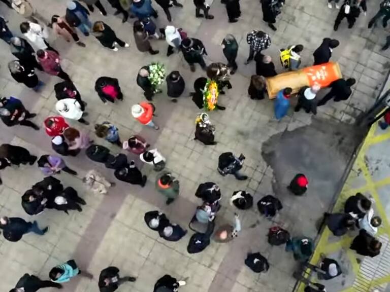 Cuencos tibetanos, cantos budistas y muchos famosos: Así fue el emotivo funeral de Claudio Iturra