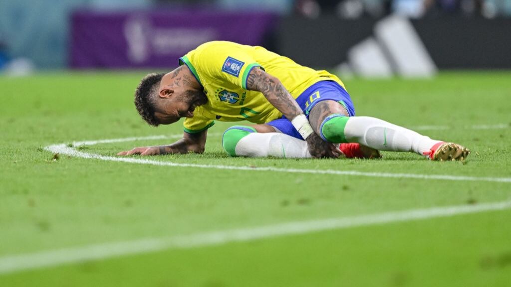 Neymar sale lesionado tras la victoria ante Serbia y enciende las alarmas en Brasil