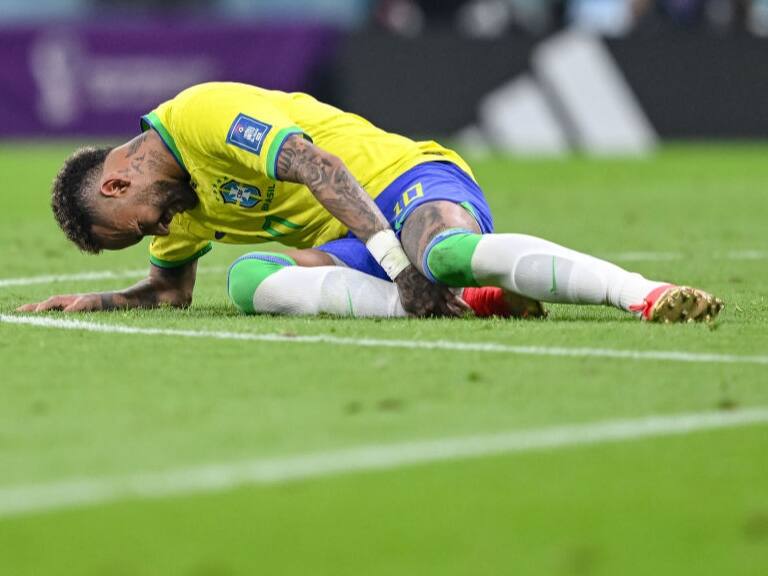 Neymar sale lesionado tras la victoria ante Serbia y enciende las alarmas en Brasil
