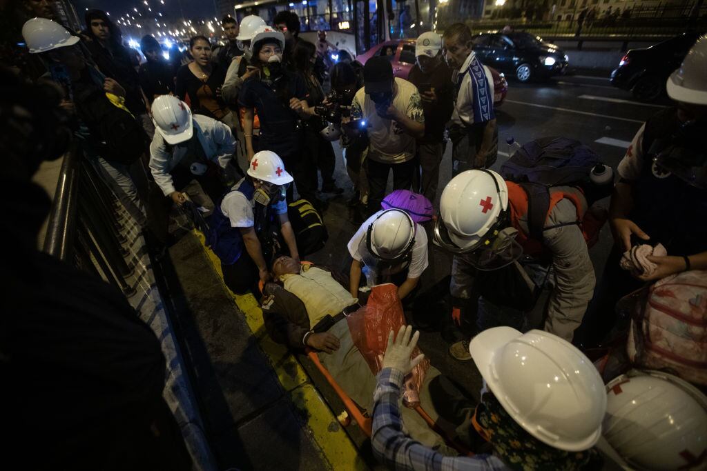 Equipo de emergencia asiste a un manifestante herido en Lima