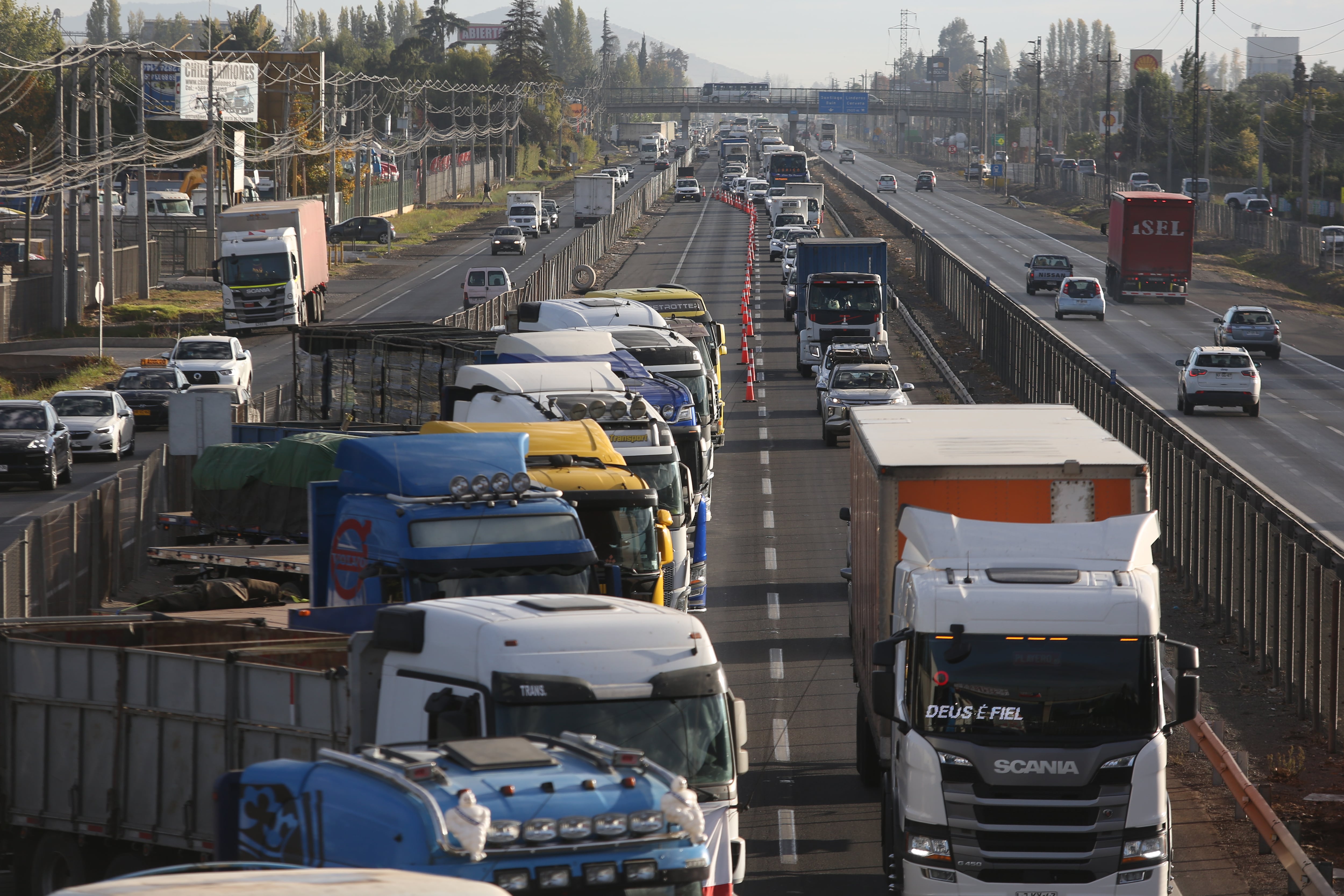 25 de ABRIL de 2022/ BUINGremio de Camioneros paralizan funciones y bloquean parte de la ruta 5 sector Buin-Paine km 41 por la alzas de combustible y exigiendo mayor seguridad
FOTO: DIEGO MARTIN/AGENCIAUNO