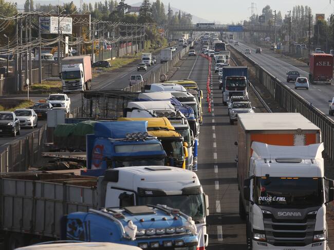 25 de ABRIL de 2022/ BUINGremio de Camioneros paralizan funciones y bloquean parte de la ruta 5 sector Buin-Paine km 41 por la alzas de combustible y exigiendo mayor seguridad
FOTO: DIEGO MARTIN/AGENCIAUNO