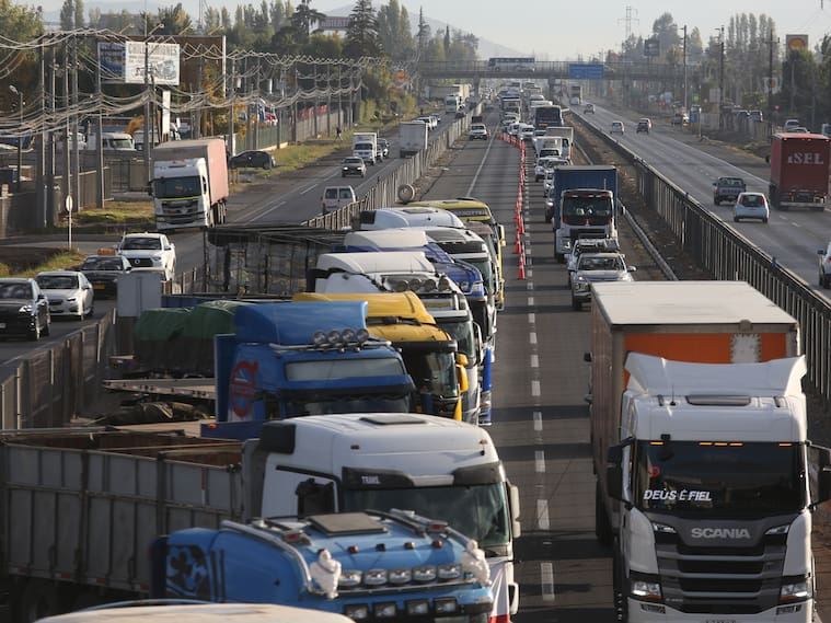 25 de ABRIL de 2022/ BUINGremio de Camioneros paralizan funciones y bloquean parte de la ruta 5 sector Buin-Paine km 41 por la alzas de combustible y exigiendo mayor seguridad
FOTO: DIEGO MARTIN/AGENCIAUNO
