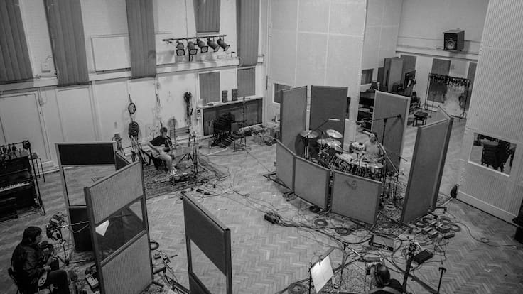 ¿Qué tiene para ofrecer XCLNT, el nuevo disco de Los Tres? Más que nostalgia, es un disfrute que rompe esquemas