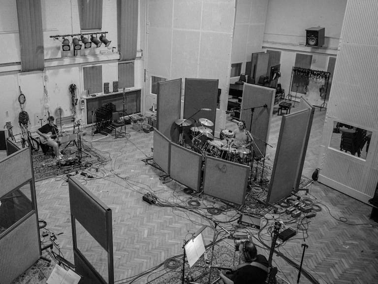 ¿Qué tiene para ofrecer XCLNT, el nuevo disco de Los Tres? Más que nostalgia, es un disfrute que rompe esquemas