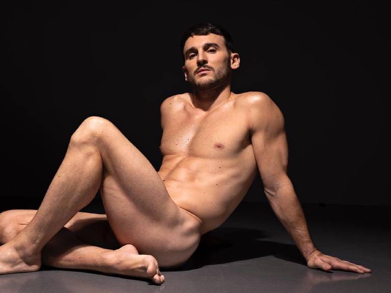 «Es un aporte para romper prejuicios»: Tomás González y su desnudo para revista Caras