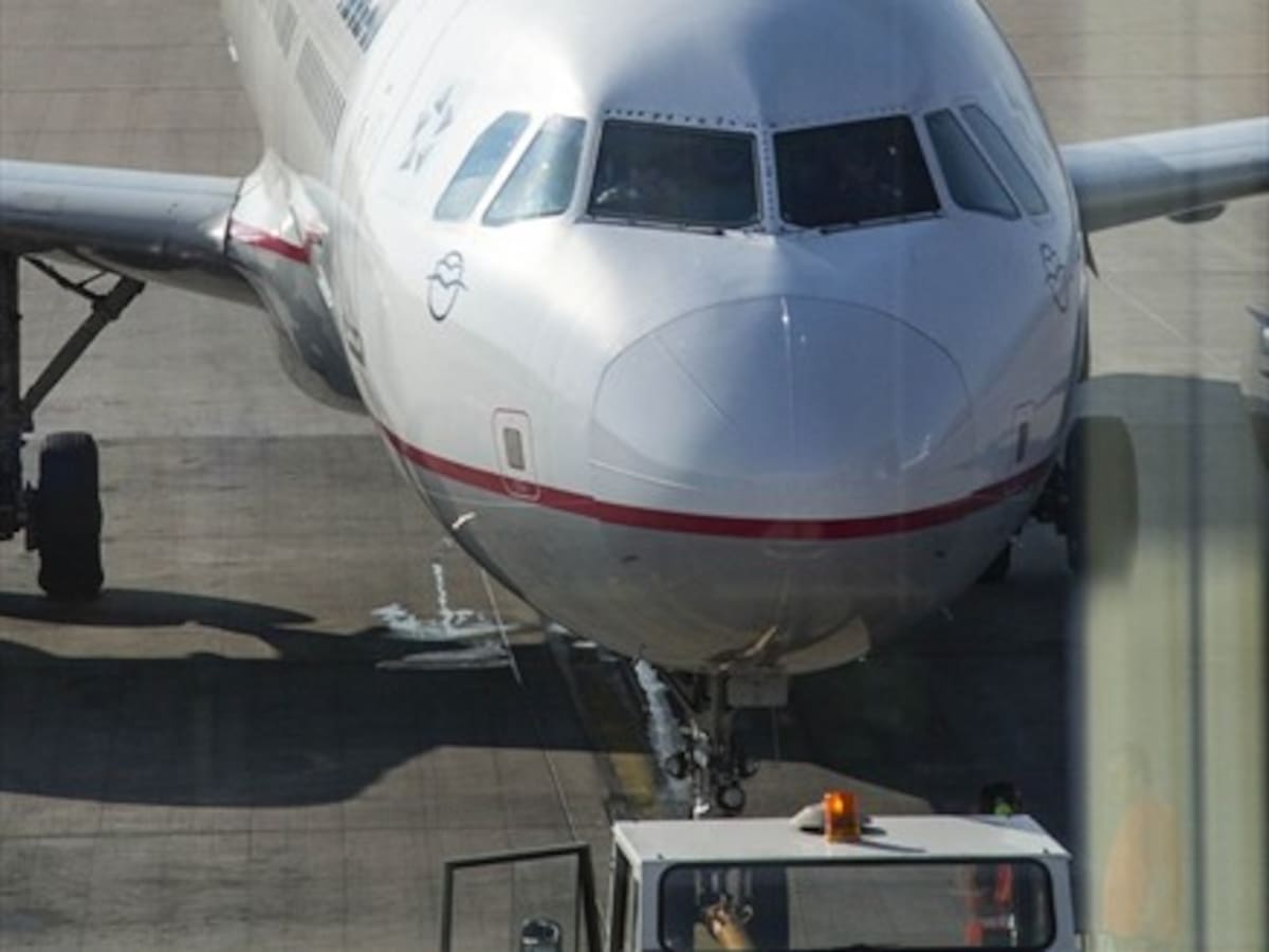 Pasajero vio humo en turbinas y abrió puerta de avión desatando caos