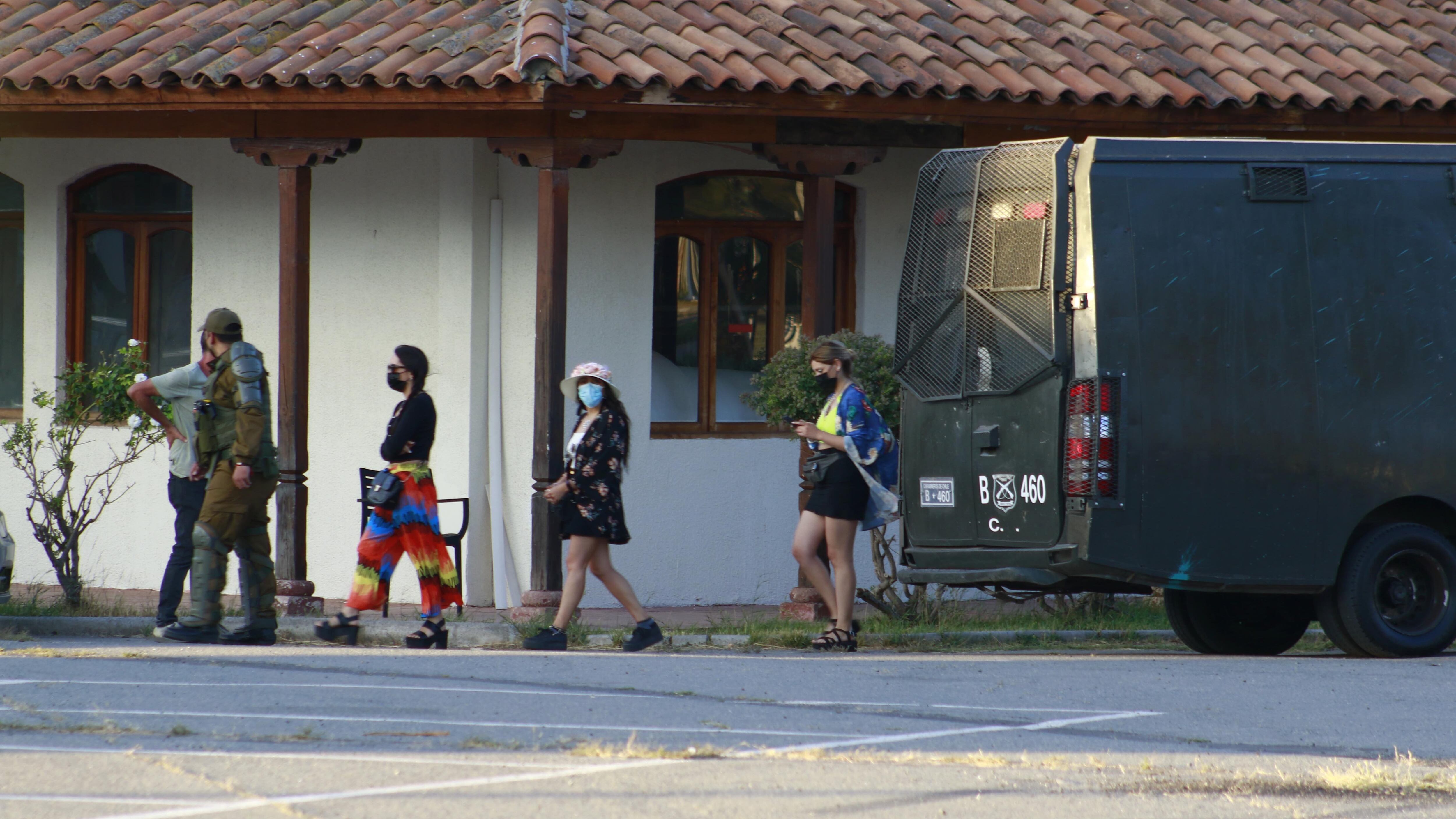 29 de Diciembre  de 2020/SANTIAGOFiesta clandestina en centro de convenciones Espacio Broadway de la comuna de Pudahuel, km 16 Ruta 68
FOTO: MAURICIO MENDEZ/ AGENCIAUNO