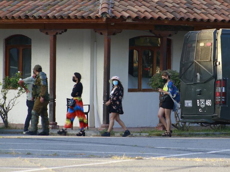 29 de Diciembre de 2020/SANTIAGOFiesta clandestina en centro de convenciones Espacio Broadway de la comuna de Pudahuel, km 16 Ruta 68
FOTO: MAURICIO MENDEZ/ AGENCIAUNO