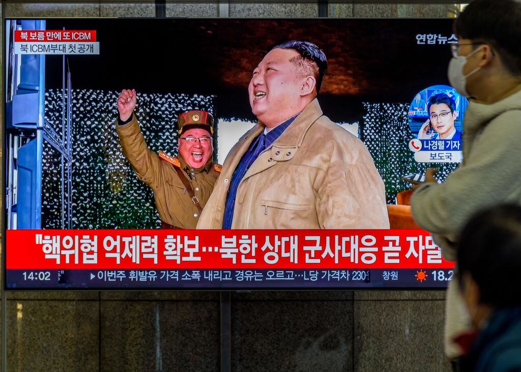 Un canal de televisión de Corea del Sur muestra imágenes de Kim Jong Un