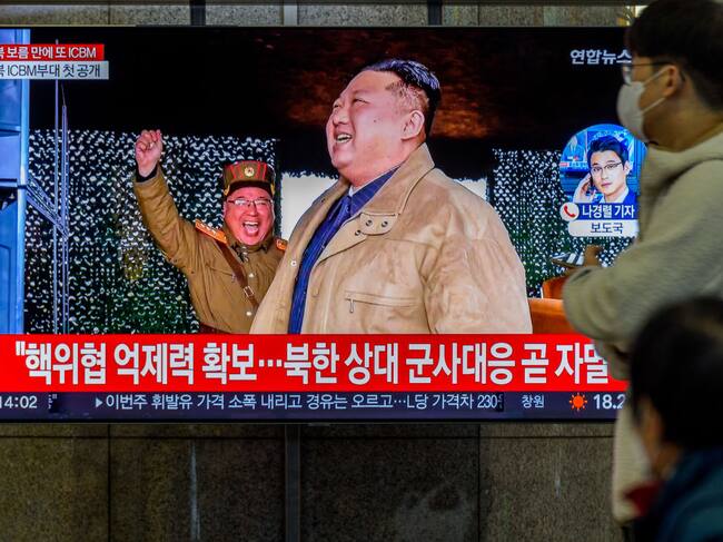 Un canal de televisión de Corea del Sur muestra imágenes de Kim Jong Un