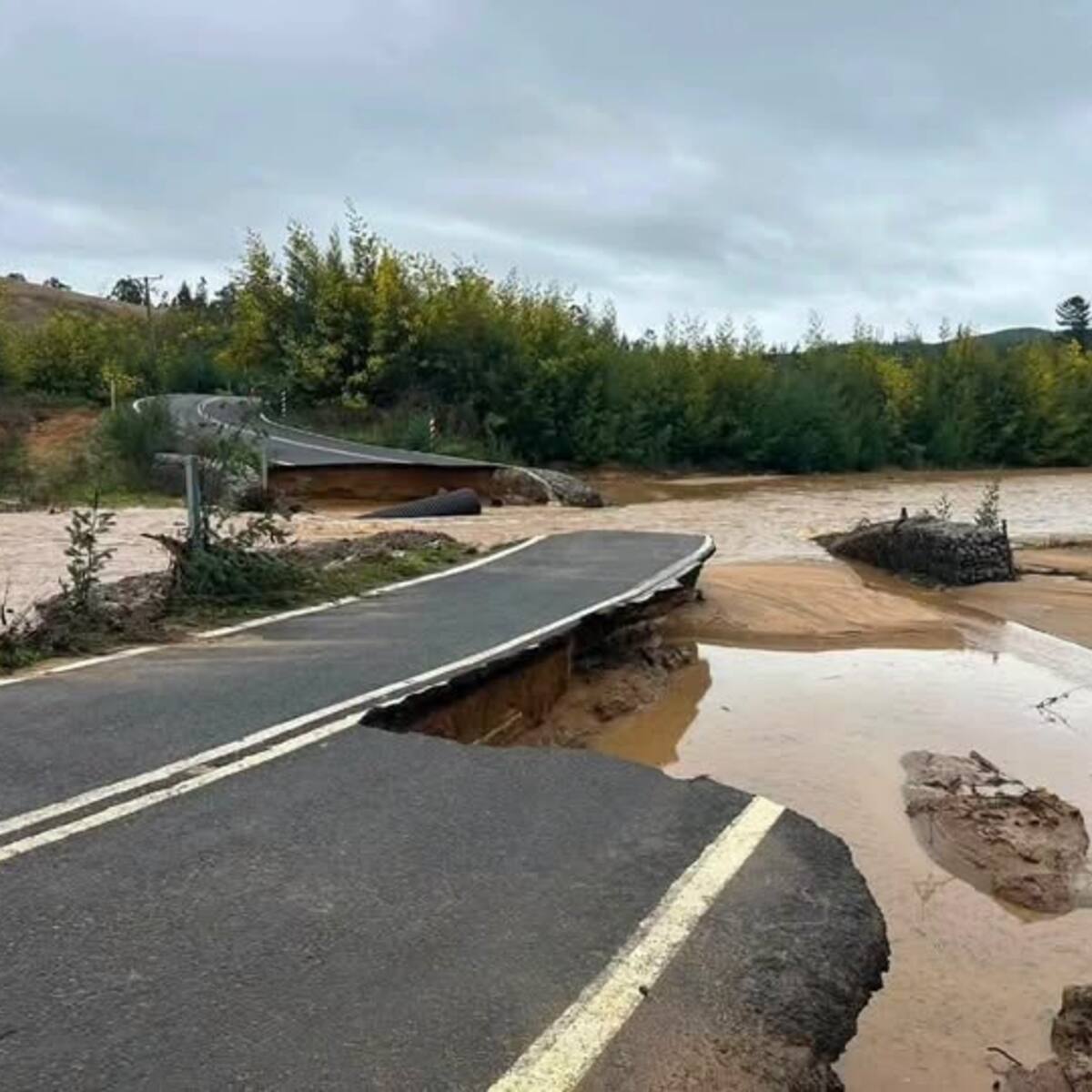 Casi mil kilómetros de caminos dañados en Ñuble tras paso del sistema frontal