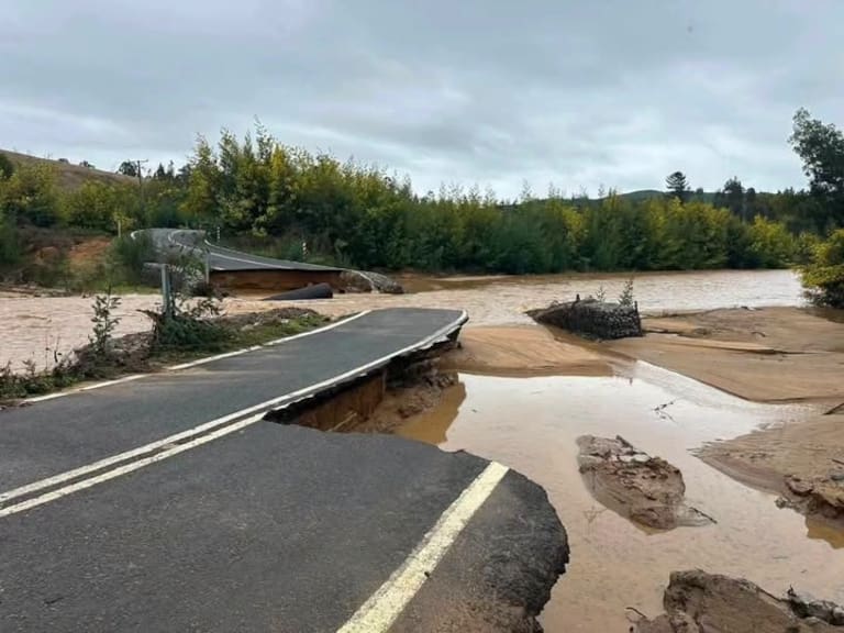 Casi mil kilómetros de caminos dañados en Ñuble tras paso del sistema frontal
