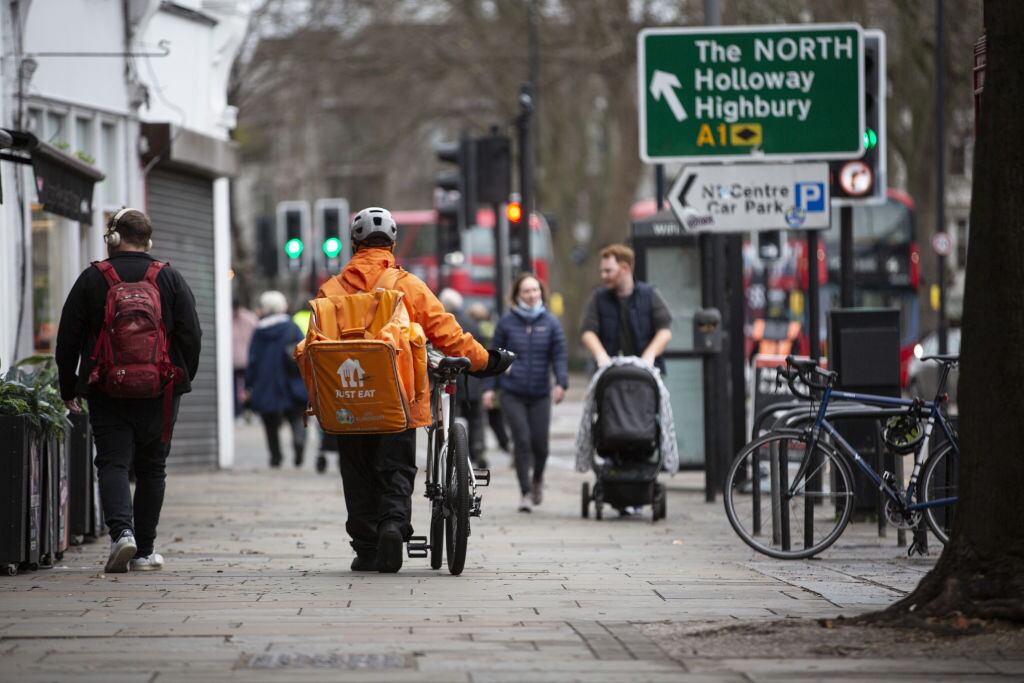 Las personas caminan por unas calles de Londres sin nieve ni bajas temperaturas