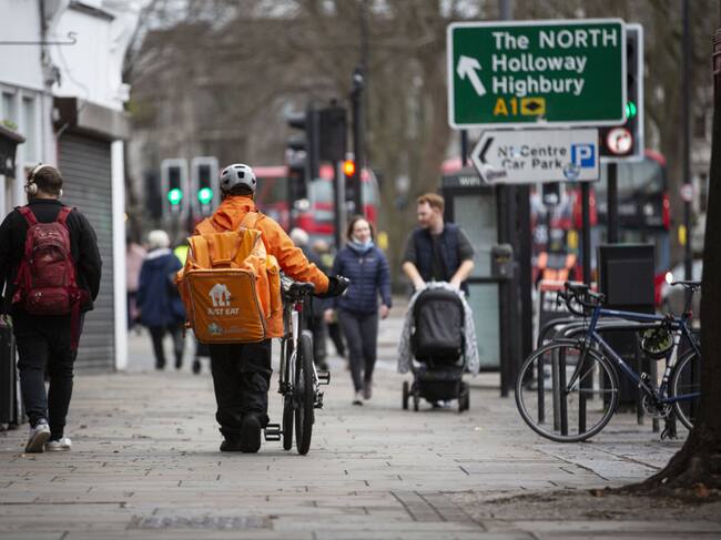 Las personas caminan por unas calles de Londres sin nieve ni bajas temperaturas