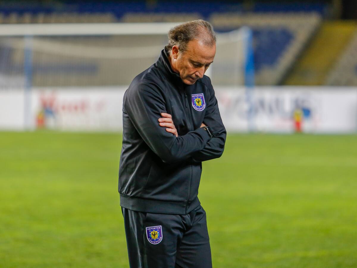 DT de Deportes Concepción ofrece disculpas tras realizar gestos obscenos a un hincha: “Nos increpó todo el partido”