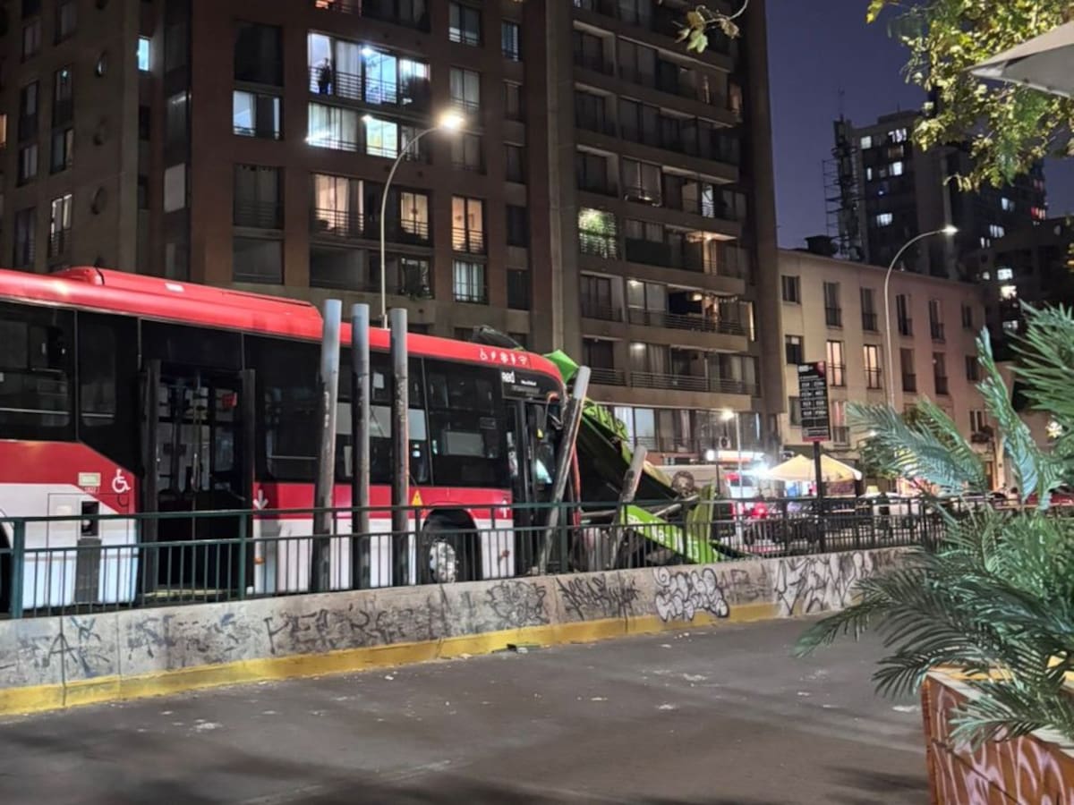 Bus RED protagoniza grave accidente de tránsito: impactó paradero en Vicuña Mackenna y deja cuatro heridos