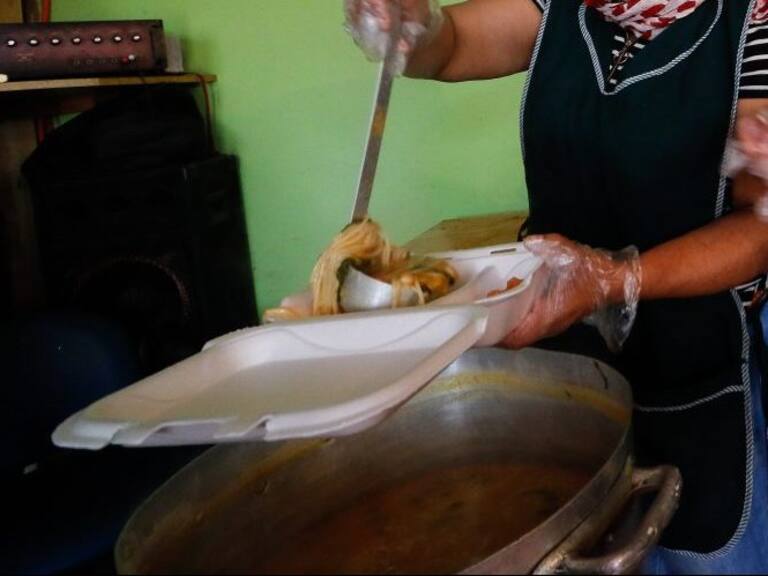 En ADN todo suma: vecinos de la Población El Barrero de Huechuraba se esfuerzan en ofrecer una «dieta equilibrada» en su olla común