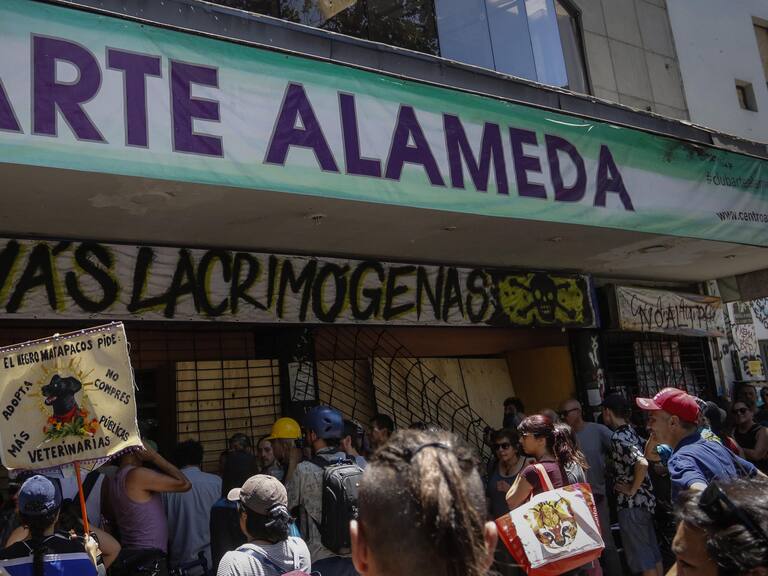 28 de diciembre del 2019/SANTIAGOTras el incendio que afectó al centro Cine Arte Alameda, a escombros que reducido el recinto.
FOTO: SEBASTIAN BELTRAN GAETE/AGENCIAUNO