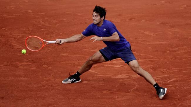 PARIS, FRANCE - JUNE 06: Cristian Garin of Chile plays a forehand during his Men's Singles fourth round match against Danil Medvedev of Russia on day eight of the 2021 French Open at Roland Garros on June 06, 2021 in Paris, France. (Photo by Adam Pretty/Getty Images)