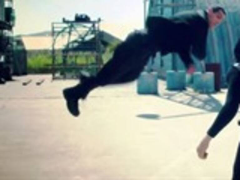 VIDEO Así son las patadas voladoras del chileno Marko Zaror a Demi Lovato