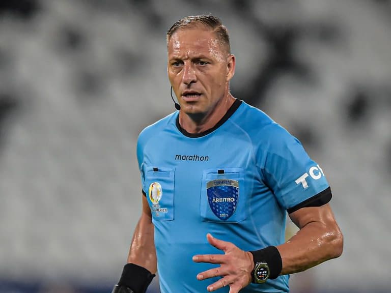 Cambio radical: El sorprendente ‘look’ con el que reapareció Néstor Pitana arbitrando tras polémica en Copa América