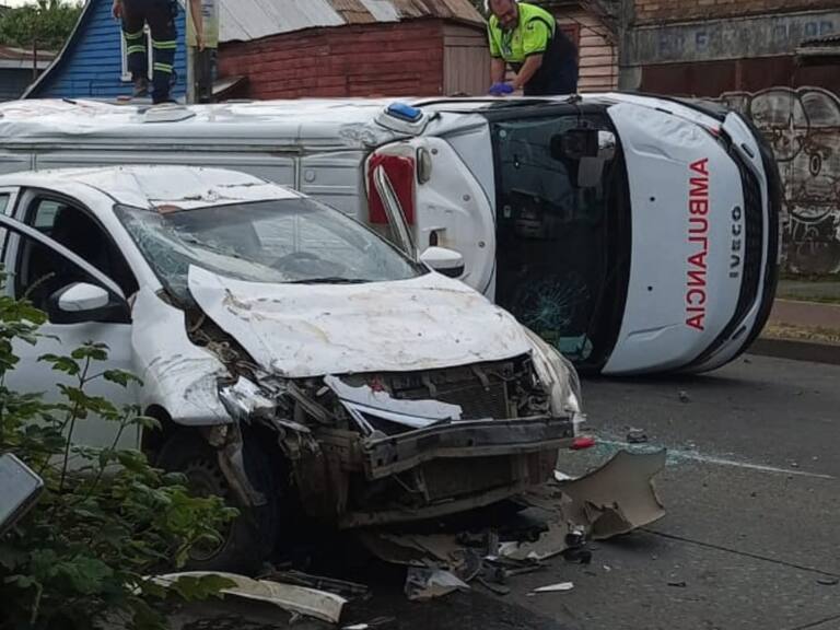 ¿Quién tuvo la responsabilidad? El aparatoso choque entre una ambulancia y un taxi en Osorno que dejó varios heridos