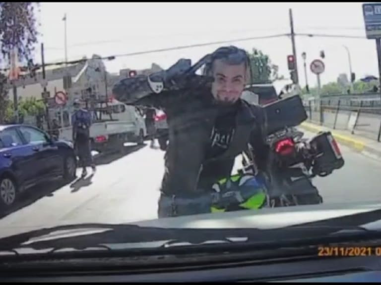 Motociclista destruyó con cadena el parabrisas de un vehículo tras discusión con conductora en Independencia