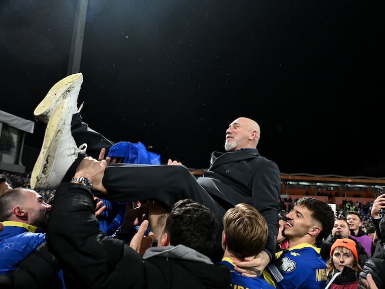 Compartió camarín con un chileno y fue jugador profesional de póker antes de llevar a Bosnia al Mundial: la historia de Sergej Barbarez