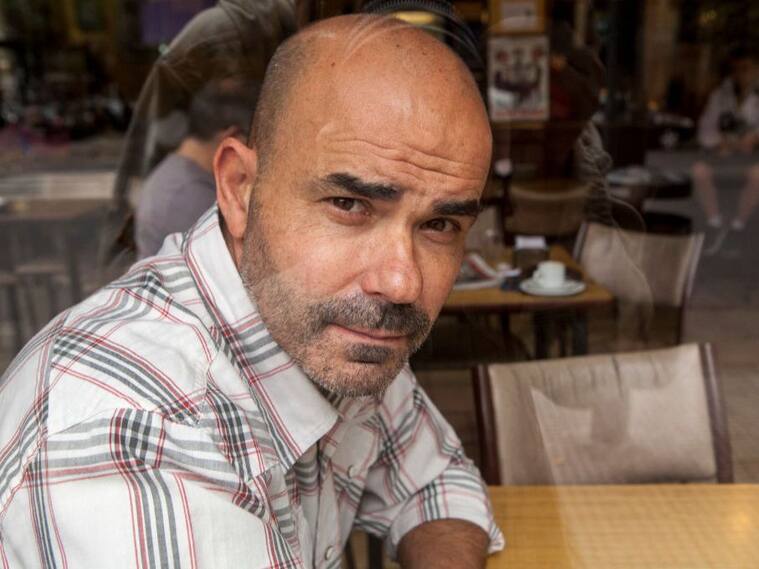 Eduardo Sacheri, escritor argentino: "En la biografía de cualquiera de nosotros lo más importante son los vínculos"