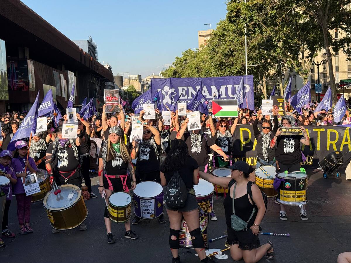 Miles de mujeres marchan contra la violencia de género en Santiago: evento culminó con espectáculo artístico