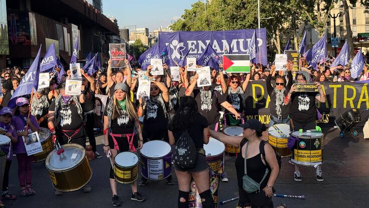 Miles de mujeres marchan contra la violencia de género en Santiago