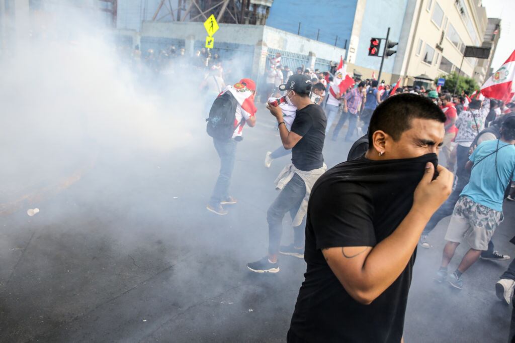 La policía dispersa las protestas en el centro de Lima