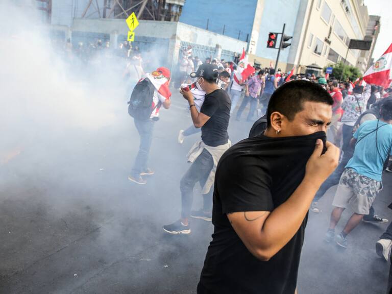 La policía dispersa las protestas en el centro de Lima