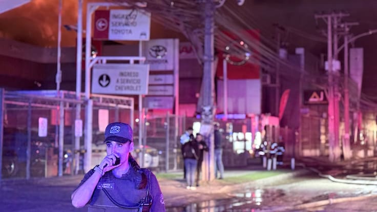 Voraz incendio afecta a galpones de la Zona Franca de Iquique