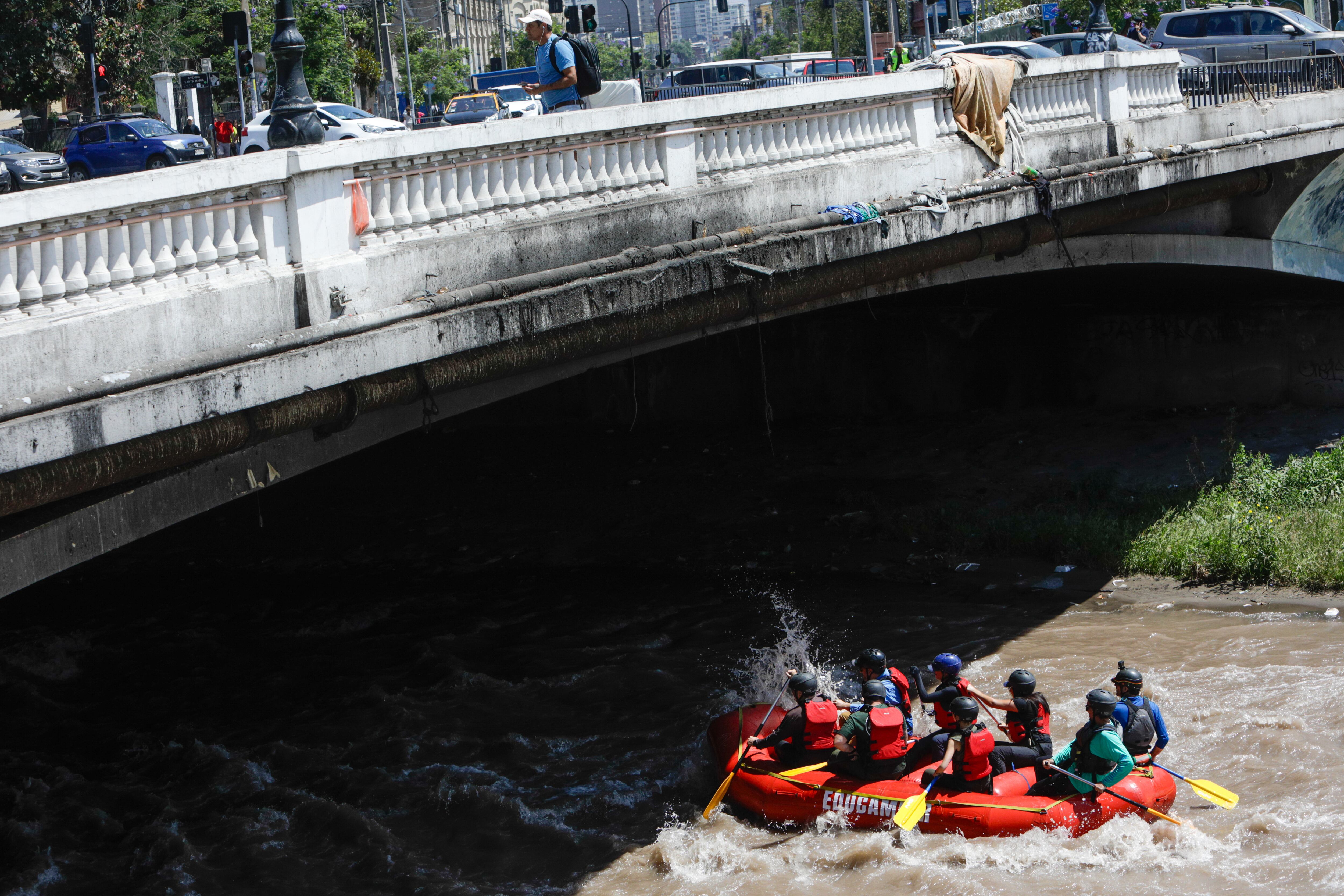 El gobernador de Santiago desciende en Rafting por el río Mapocho