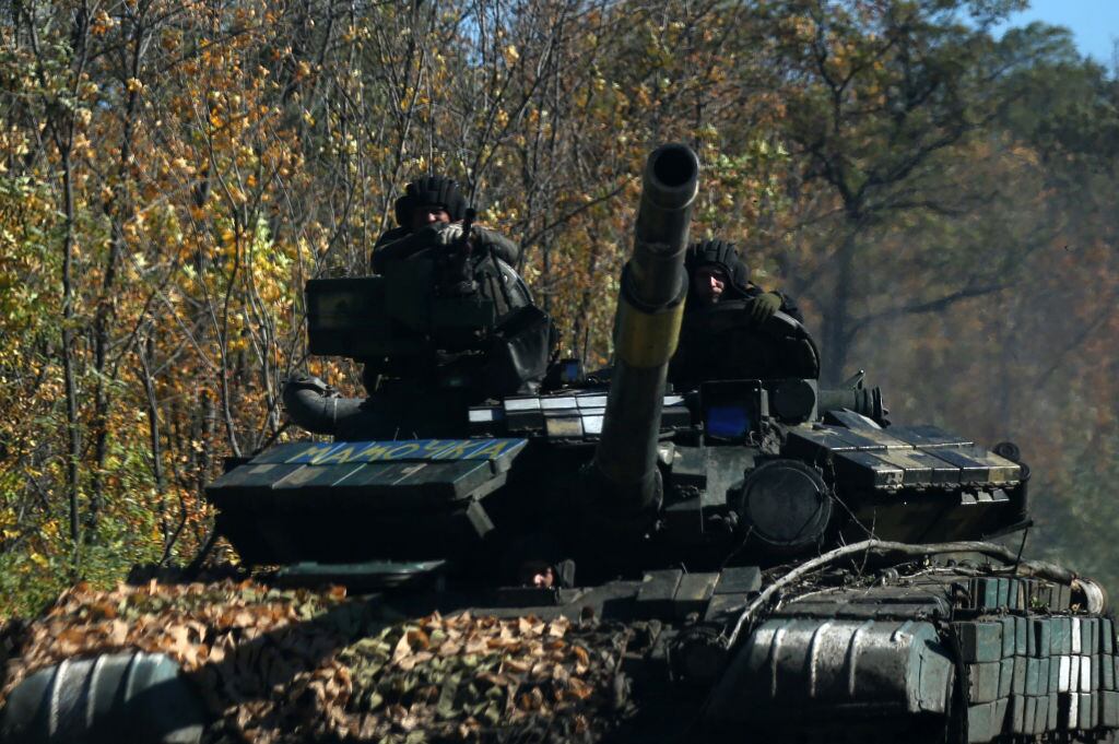 Soldados de Ucrania avanzan en un tanque por la región de Donetsk