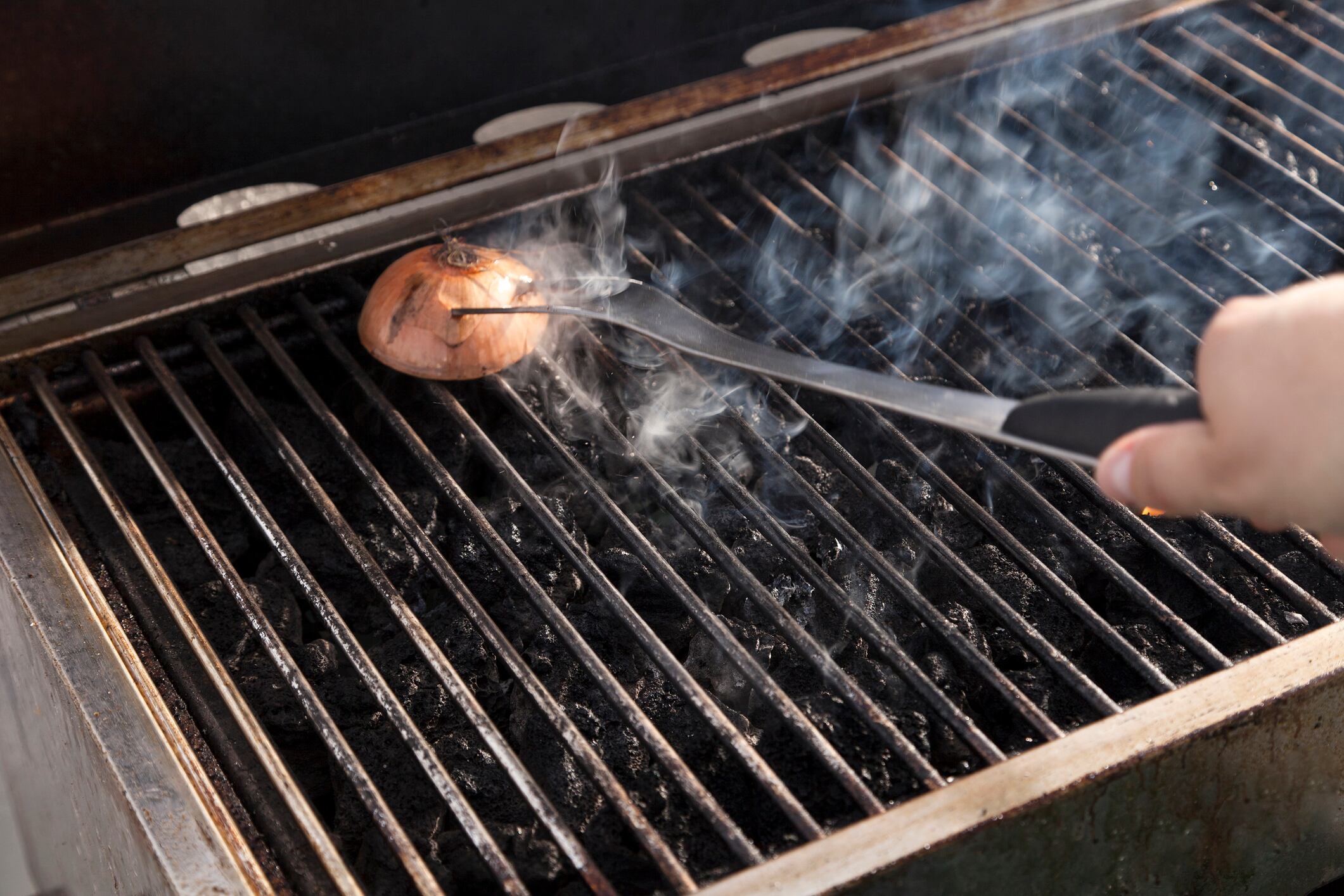 ¿Es efectivo usar una cebolla para limpiar una parrilla?: ten cuidado con este dato