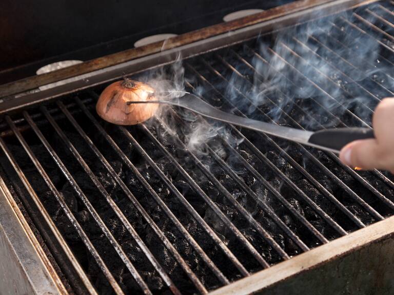¿Es efectivo usar una cebolla para limpiar una parrilla?: ten cuidado con este dato