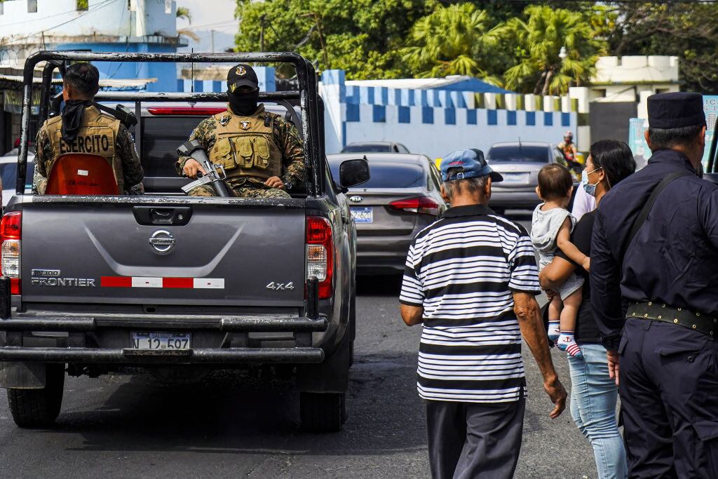 Soldados realizan patrullajes por las calles de San Salvador