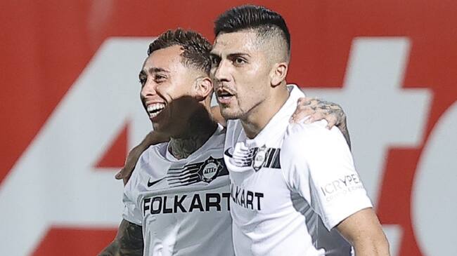 ANTALYA, TURKEY - AUGUST 21: Altay Martin Rodriguez (L) and Cesar Pinares (R) of Altay celebrate after a goal during Turkish Super Lig match between Aytemiz Alanyaspor and Altay at Bahcesehir Okullari Stadium in Antalya, Turkey on August 21, 2021. (Photo by Mustafa Ciftci/Anadolu Agency via Getty Images)