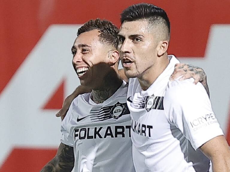 ANTALYA, TURKEY - AUGUST 21: Altay Martin Rodriguez (L) and Cesar Pinares (R) of Altay celebrate after a goal during Turkish Super Lig match between Aytemiz Alanyaspor and Altay at Bahcesehir Okullari Stadium in Antalya, Turkey on August 21, 2021. (Photo by Mustafa Ciftci/Anadolu Agency via Getty Images)