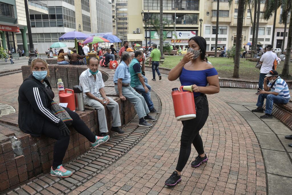 Personas venden café en una plaza de Cali