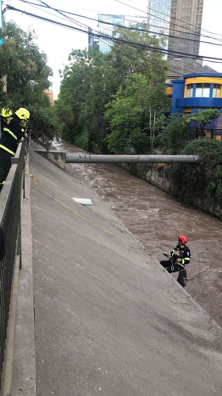 El trabajo de bomberos en el canal. / ADN.cl