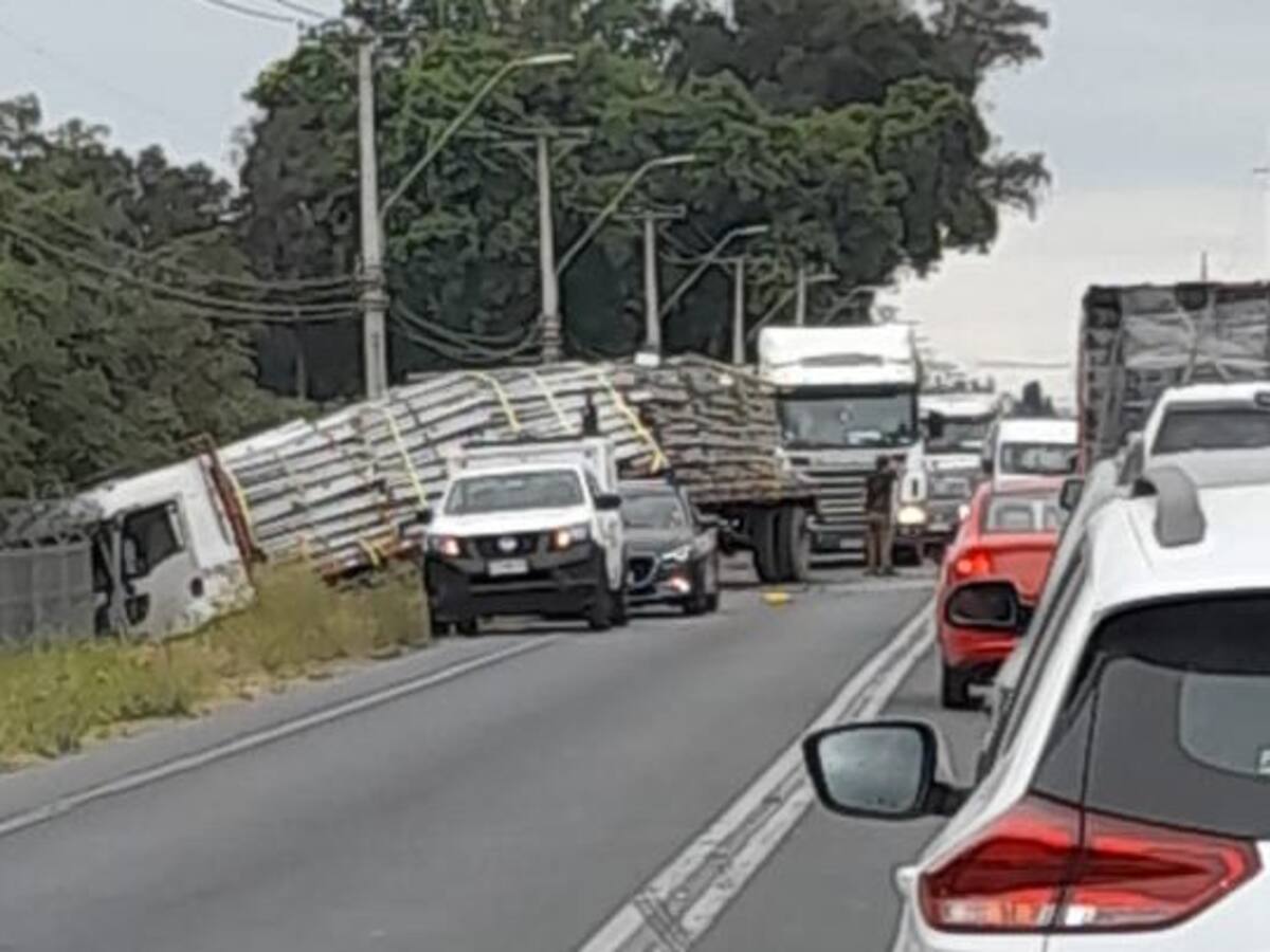 Accidente en Peumo: Al menos nueve muertos dejó choque de camión de carga contra furgón que trasladaba temporeros