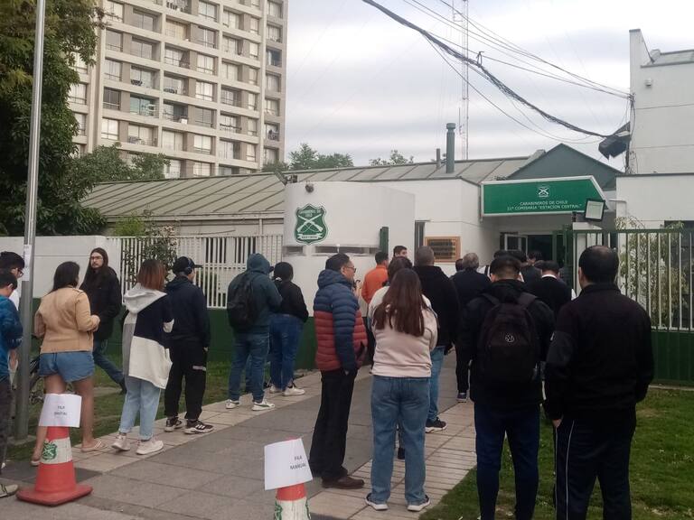 Largas filas en comisarías durante la mañana