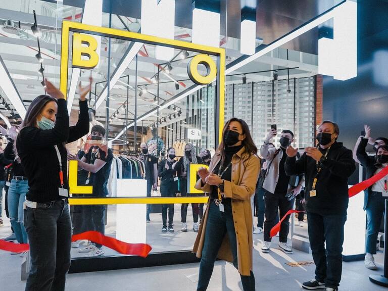 Locura por gran apertura de tienda de zapatillas de mil metros cuadrados